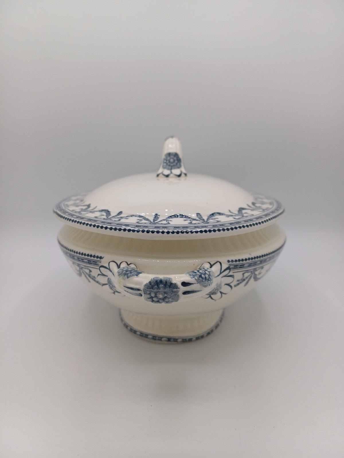 Soupière en Terre de Fer – Salins – Style Louis XVI – Décor Guirlandes AR CONCEPT