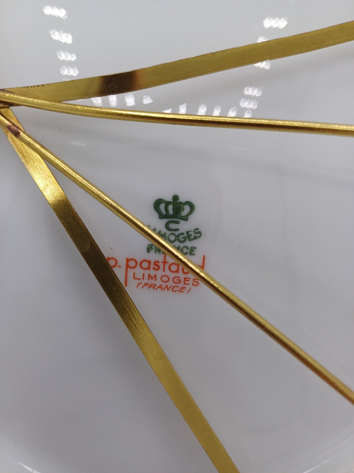 Assiette en porcelaine de Limoges – signée J.C. Van Hunnik, P. Pastaud AR CONCEPT