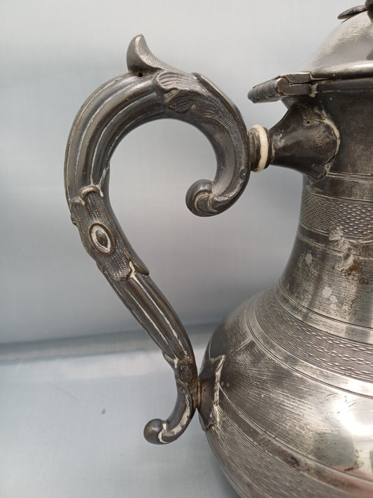Théière ancienne en métal à décor floral