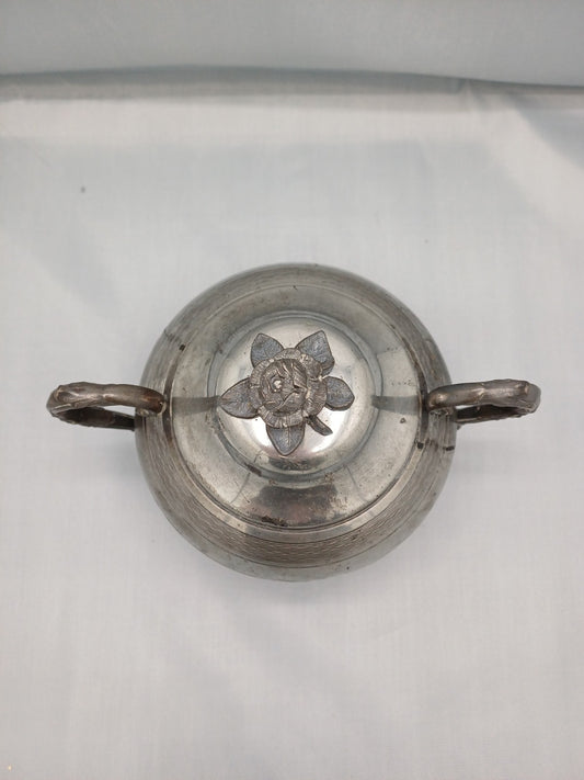 Sucrier ancien en métal à décor floral