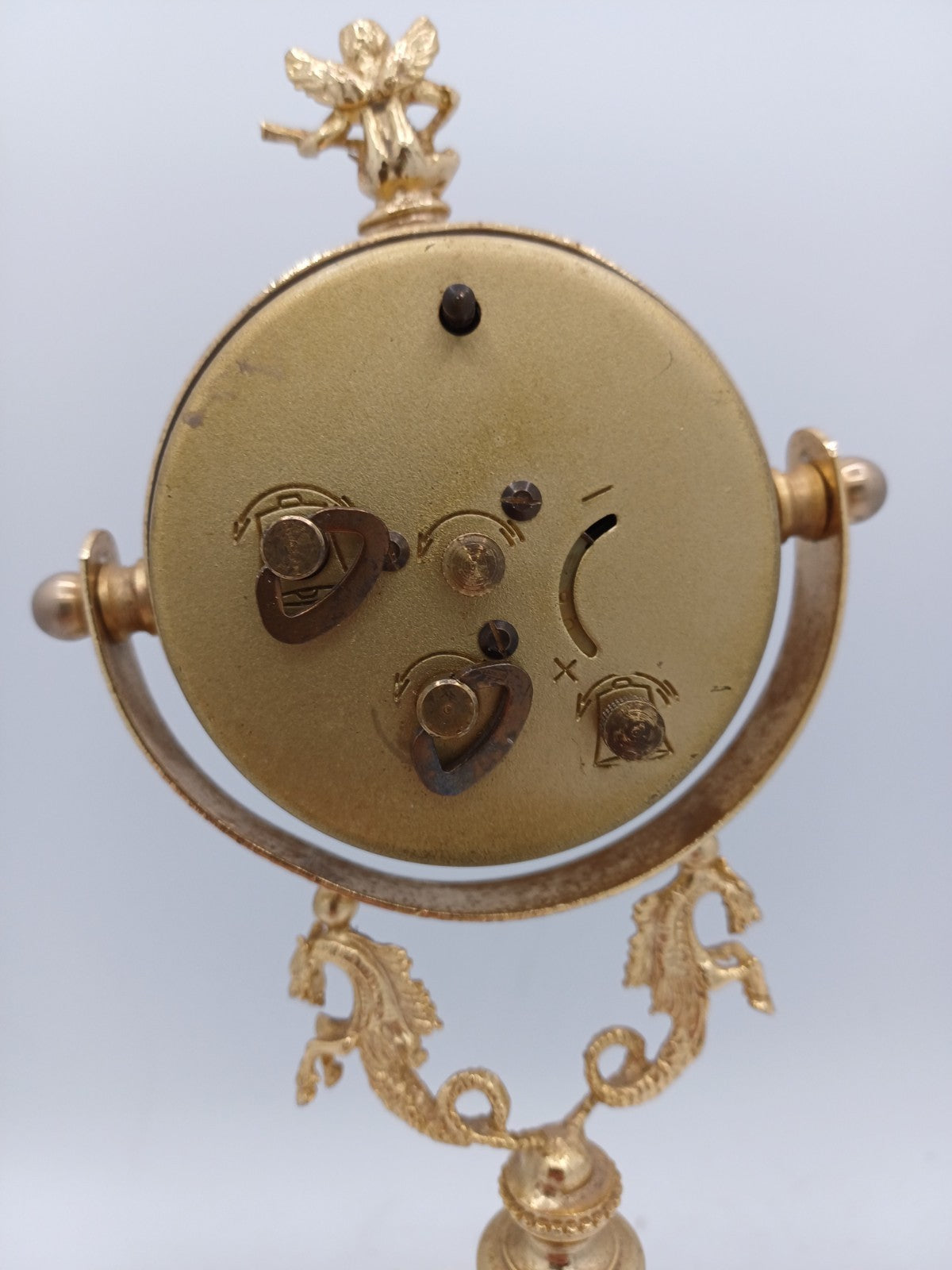 Horloge - Réveil Ritz dorée Sur Socle en Onyx – Mouvement Mécanique AR CONCEPT