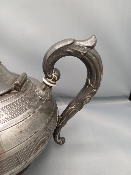 Théière ancienne en métal à décor floral