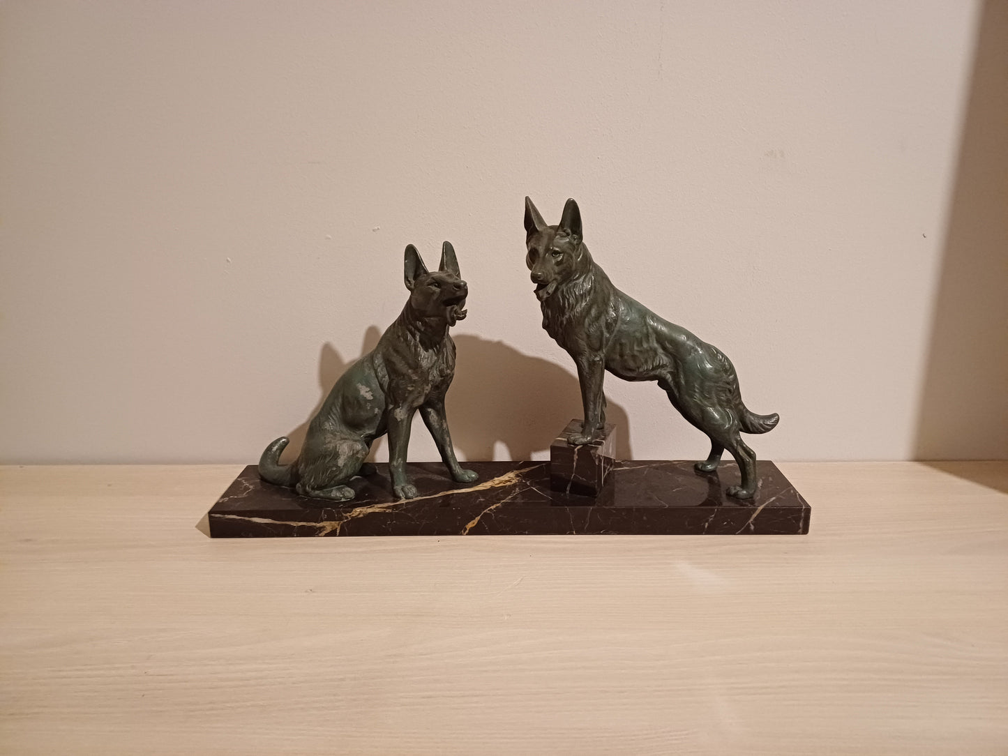 Magnifique Statue en Régule sur Socle en Marbre - Représentation de Loups AR CONCEPT