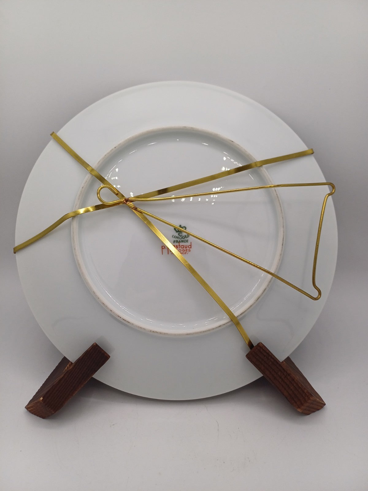 Assiette en porcelaine de Limoges – signée J.C. Van Hunnik, P. Pastaud AR CONCEPT