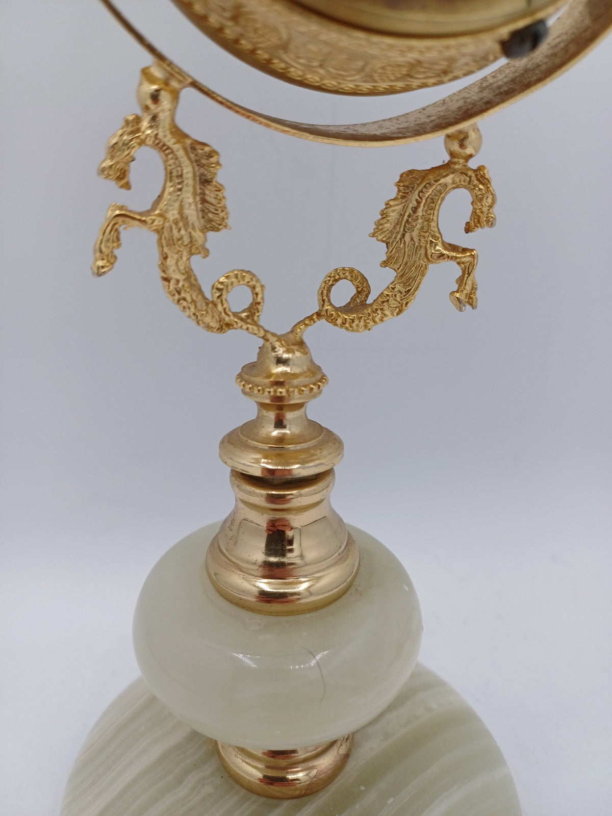 Horloge - Réveil Ritz dorée Sur Socle en Onyx – Mouvement Mécanique AR CONCEPT