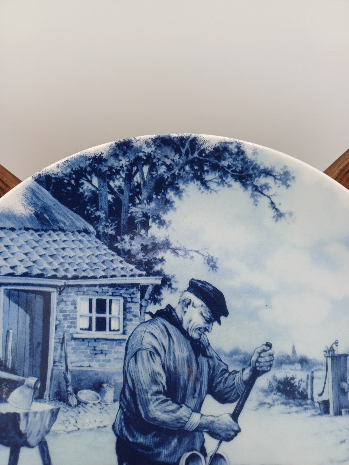 Assiette en Faïence de Delft – Décor Vieux Sabatier, Scène d’époque – Pays-Bas