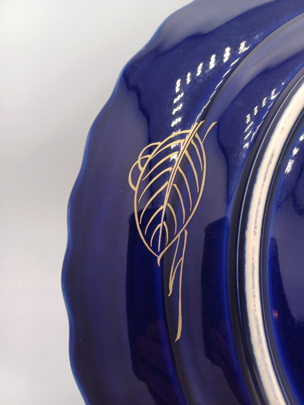 Grande Assiette en Porcelaine - Taous – Décor Floral & Paon, Artisanat Marocain AR CONCEPT