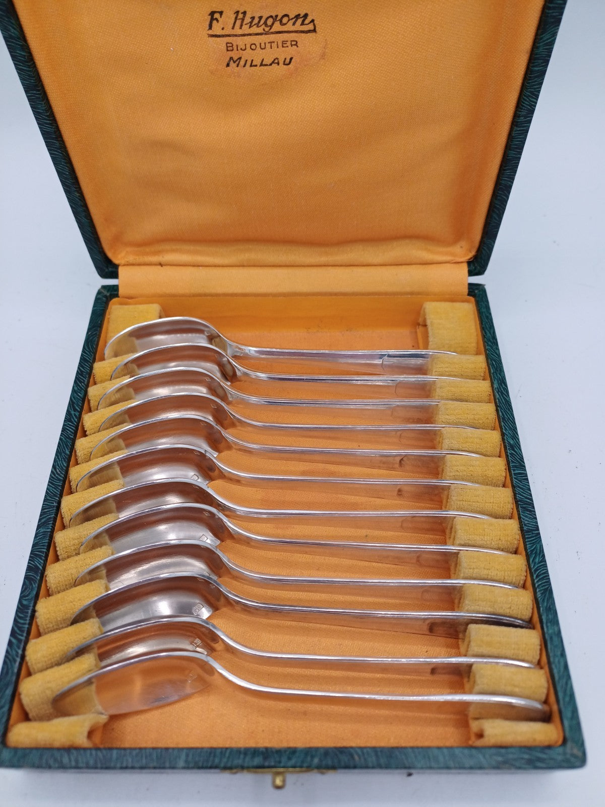Lot de 12 cuillères à café – F. Hugon Bijoutier Millau – Métal argenté