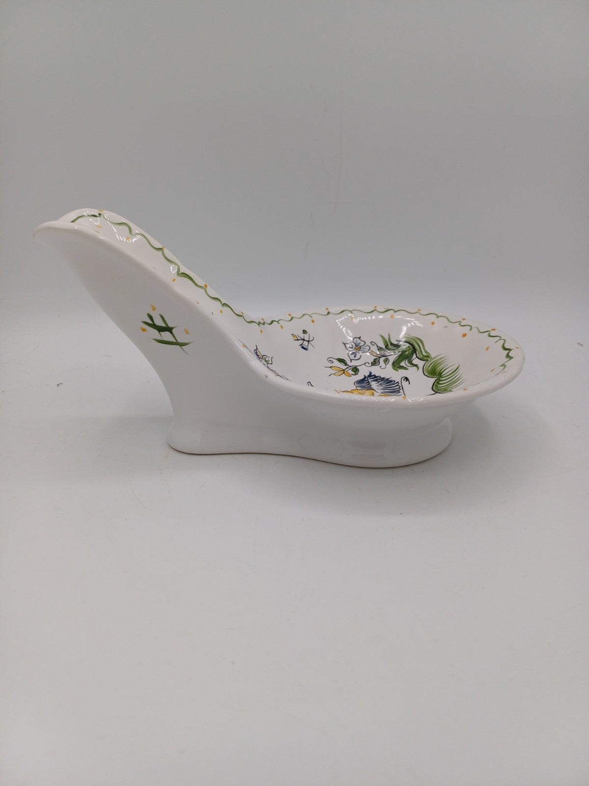 Repose-Cuillère en Faïence Peint à la Main – Style Moustier AR CONCEPT