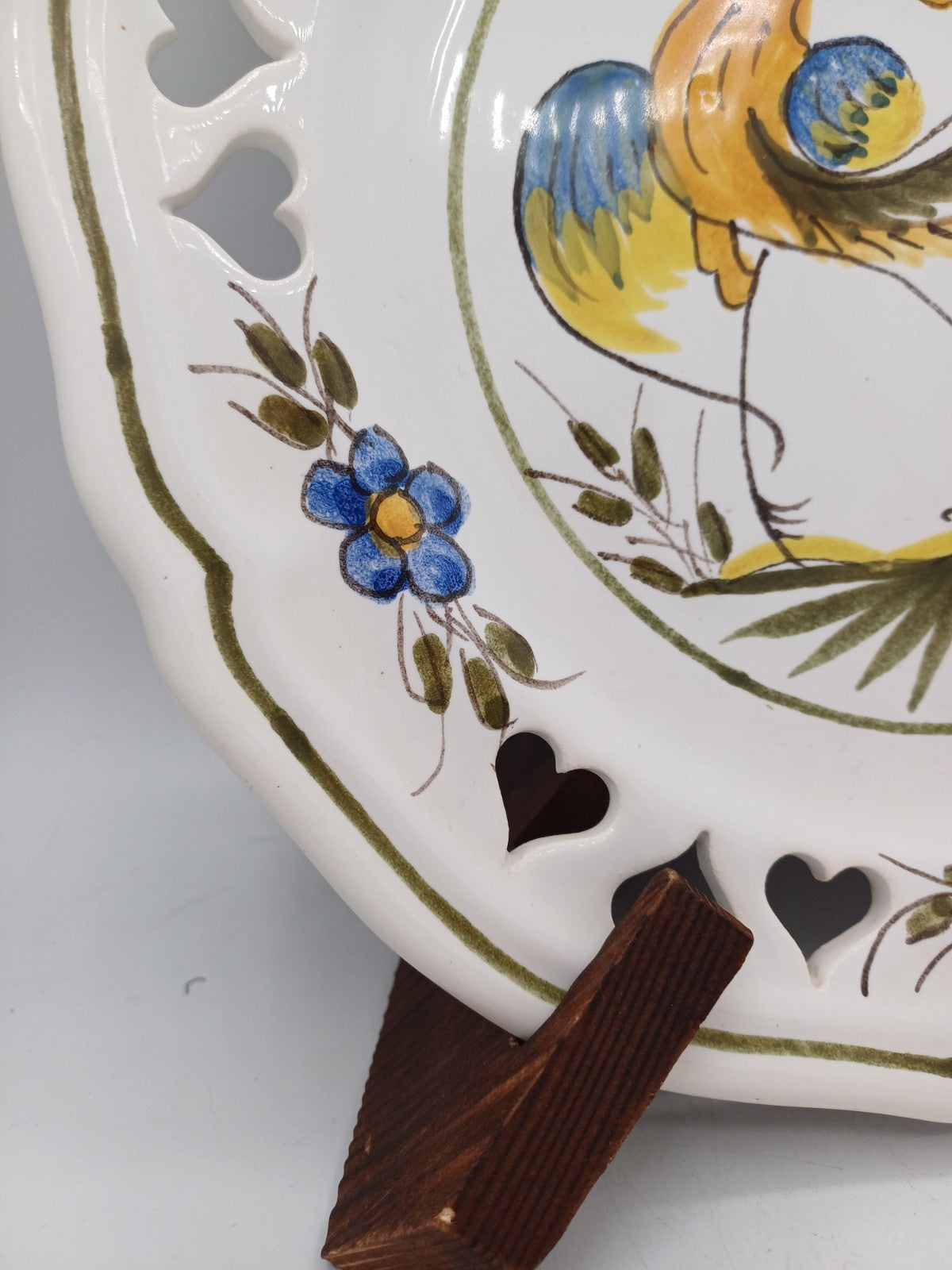 Assiette en Faïence Style Moustiers avec Cœur Sculpté AR CONCEPT