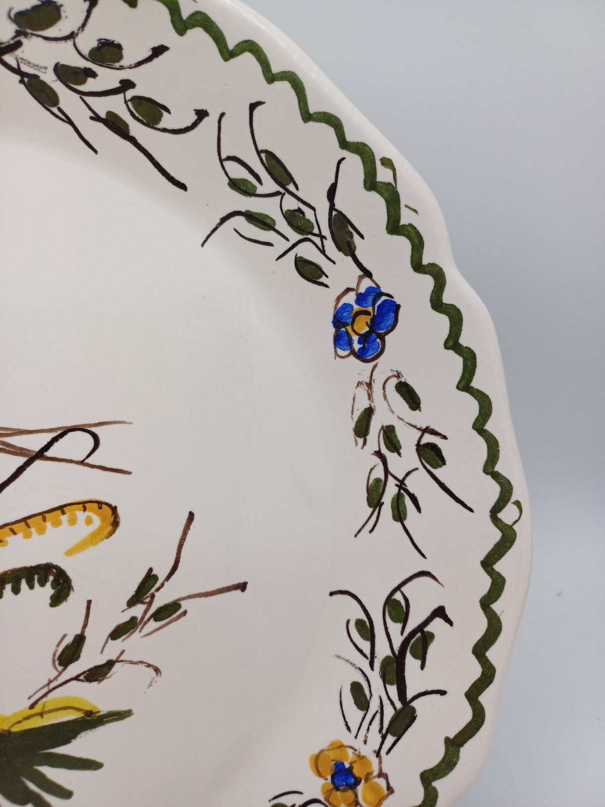 Assiette en Faïence Signée Jean Paulet – Peinte à la main – XXème siècle AR CONCEPT