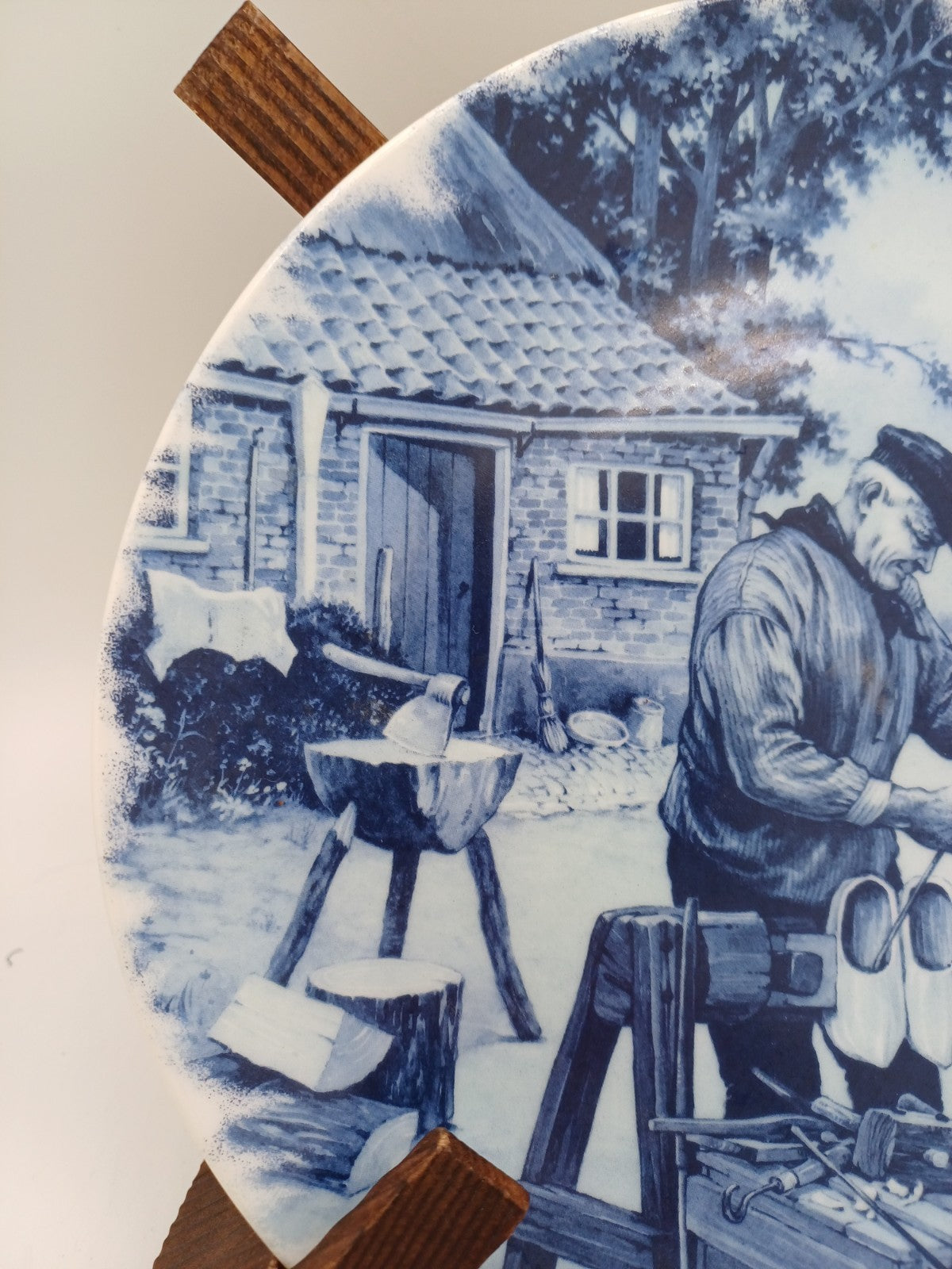 Assiette en Faïence de Delft – Décor Vieux Sabatier, Scène d’époque – Pays-Bas AR CONCEPT