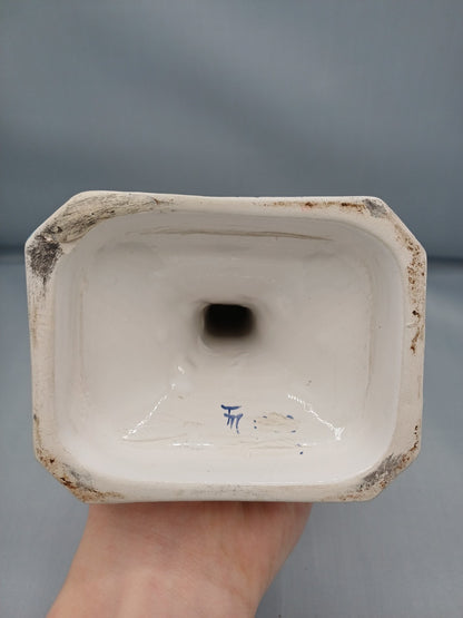 Petit bougeoir en faïence peint à la main – Signé FM – Style Delft