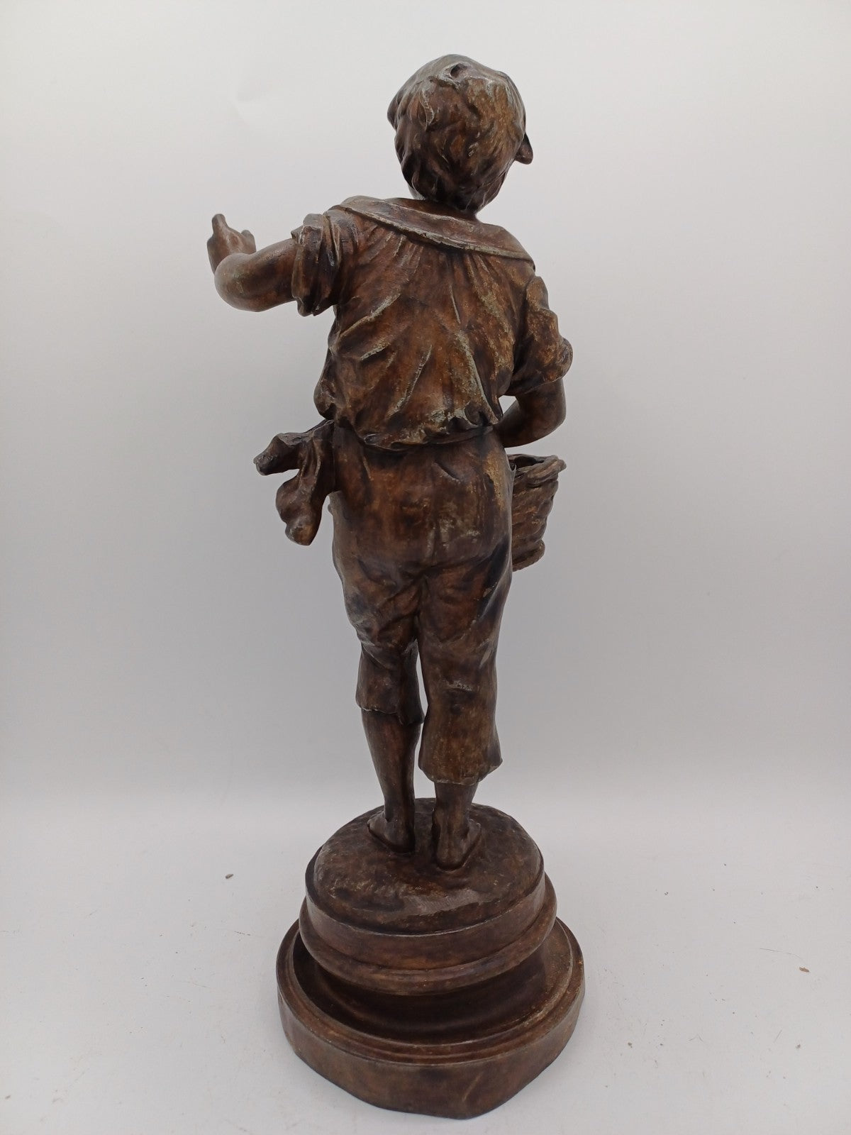 Statuette en régule – “Les Cerises” – Homme à la cueillette - Vintage - Déco
