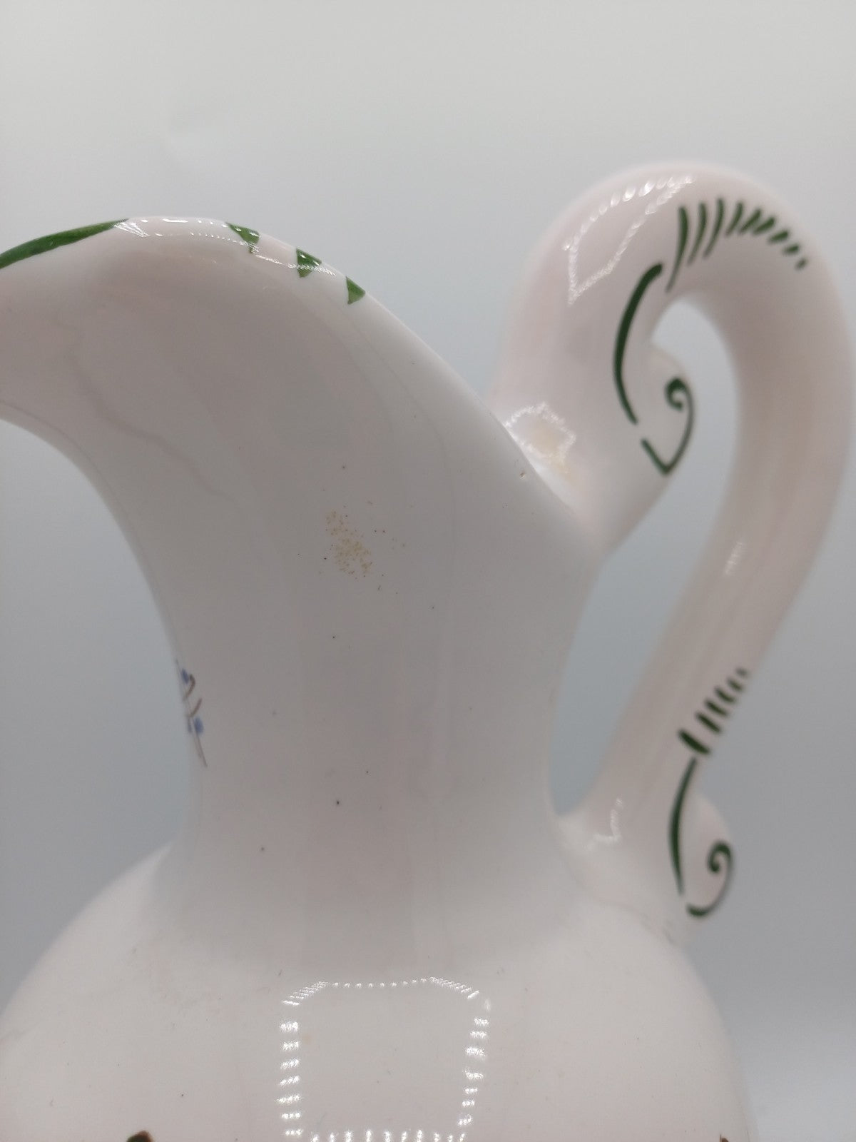 Aiguière en Faïence de Moustiers Signée Four – Décor Floral et Oiseaux AR CONCEPT