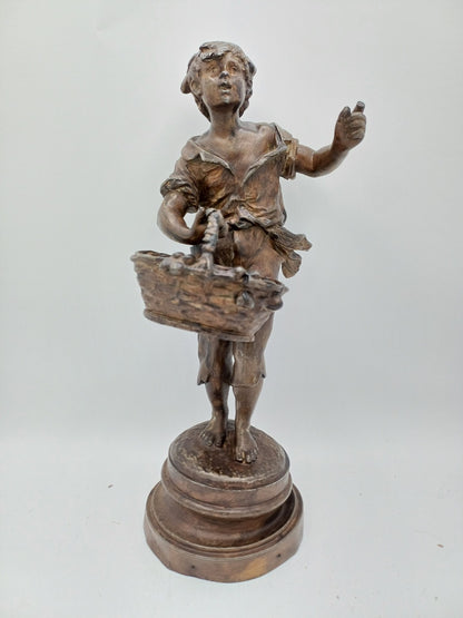 Statuette en régule – “Les Cerises” – Homme à la cueillette - Vintage - Déco