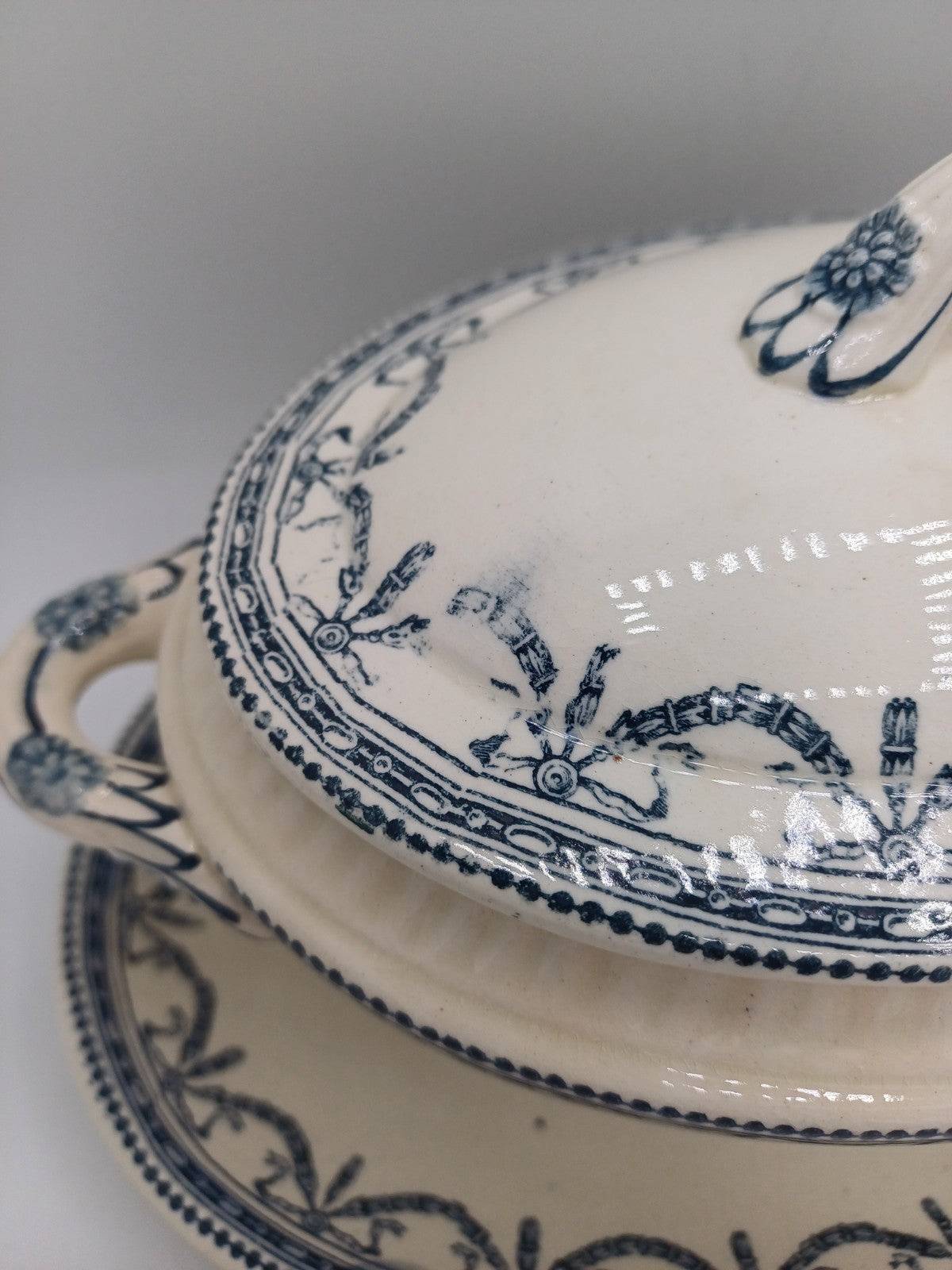 Saucière en Terre de Fer – Salins, Décor Guirlandes Louis XVI AR CONCEPT