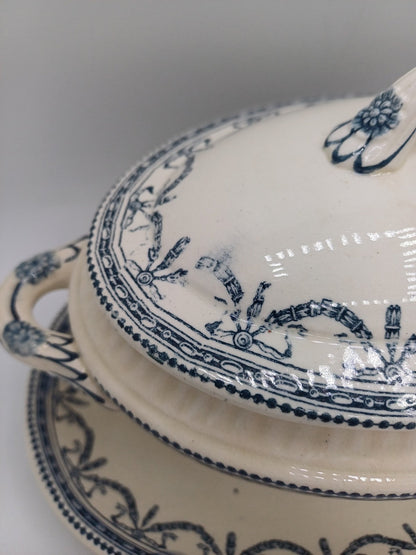 Saucière en Terre de Fer – Salins, Décor Guirlandes Louis XVI AR CONCEPT