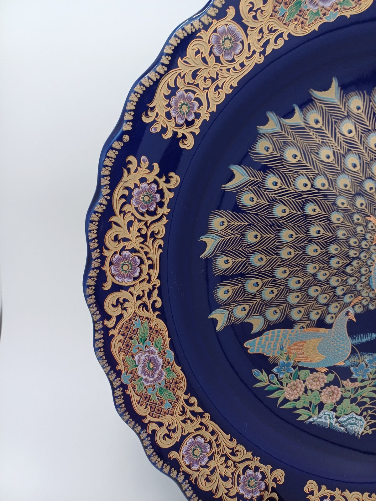 Grande Assiette en Porcelaine - Taous – Décor Floral & Paon, Artisanat Marocain AR CONCEPT