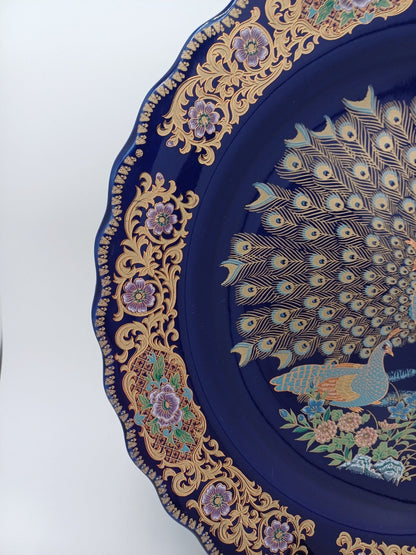 Grande Assiette en Porcelaine - Taous – Décor Floral & Paon, Artisanat Marocain AR CONCEPT