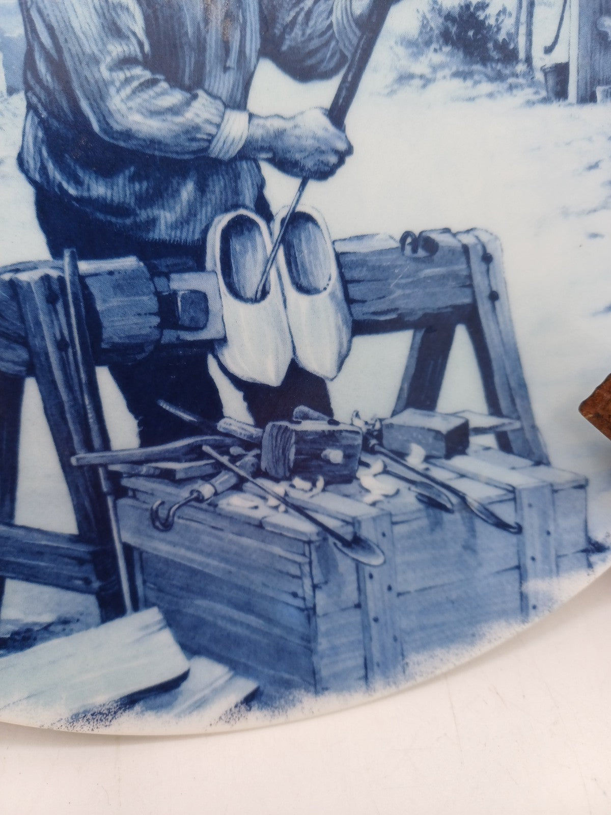 Assiette en Faïence de Delft – Décor Vieux Sabatier, Scène d’époque – Pays-Bas AR CONCEPT