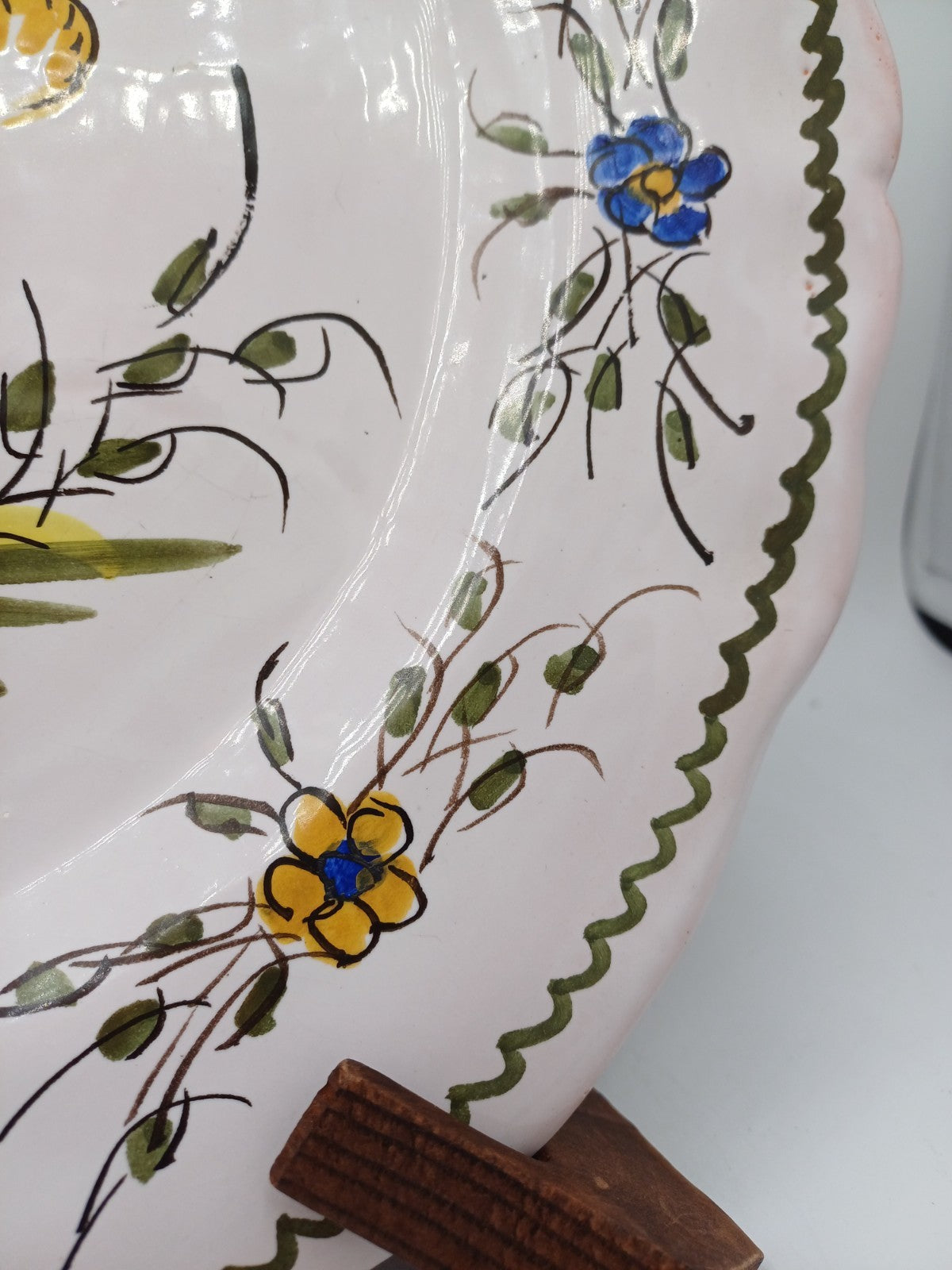 Plat en Terre Polie Peint à la Main – Signé Jean Paulet – XXème siècle AR CONCEPT