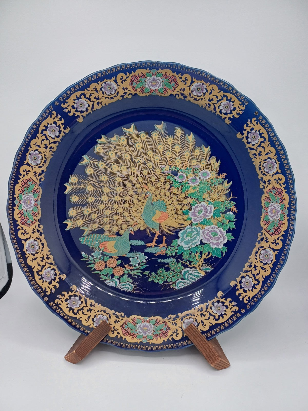 Copie d'un Plat en Porcelaine Fine – Taous, Maroc – Décor Floral et Paon