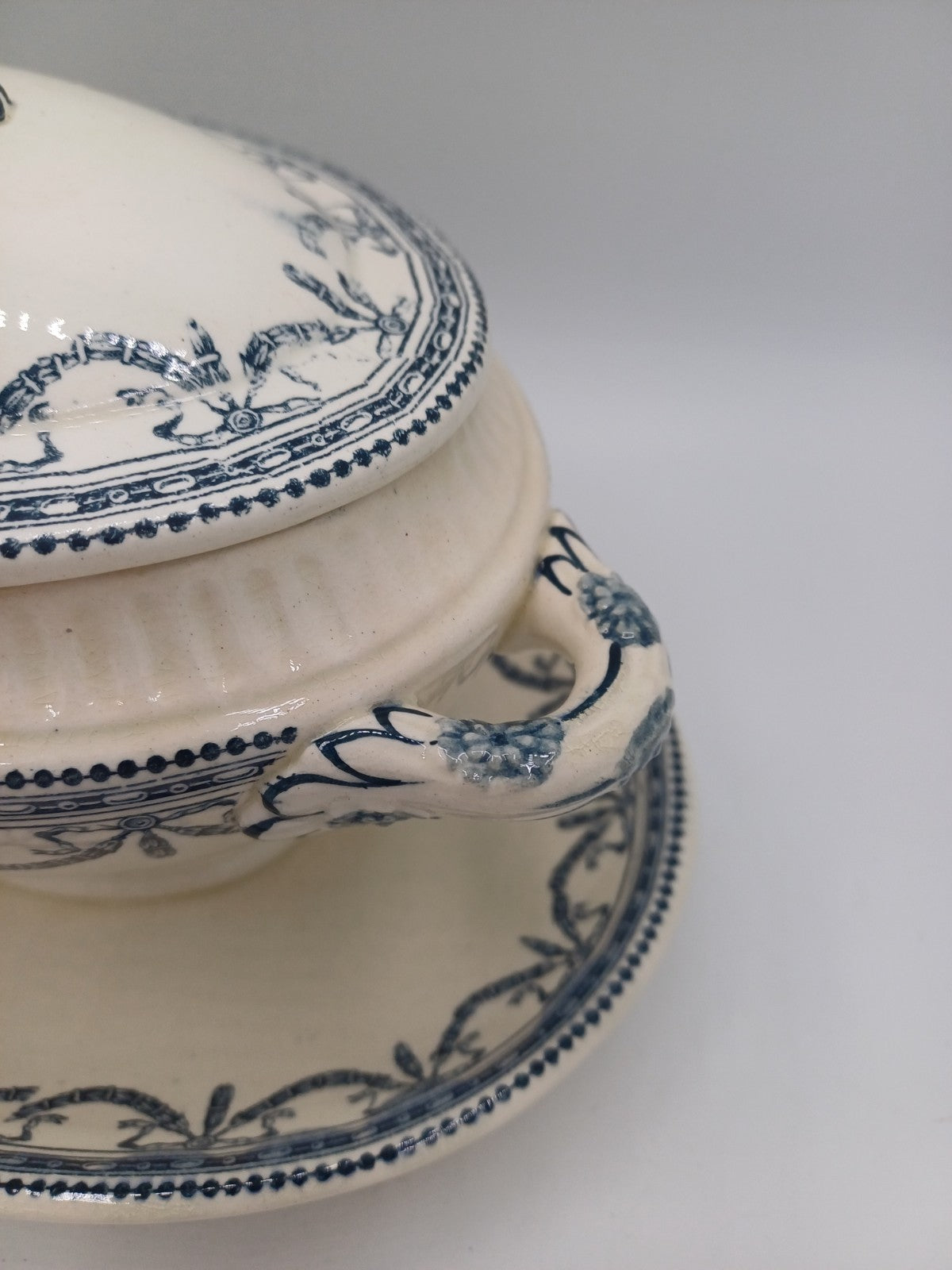 Saucière en Terre de Fer – Salins, Décor Guirlandes Louis XVI AR CONCEPT