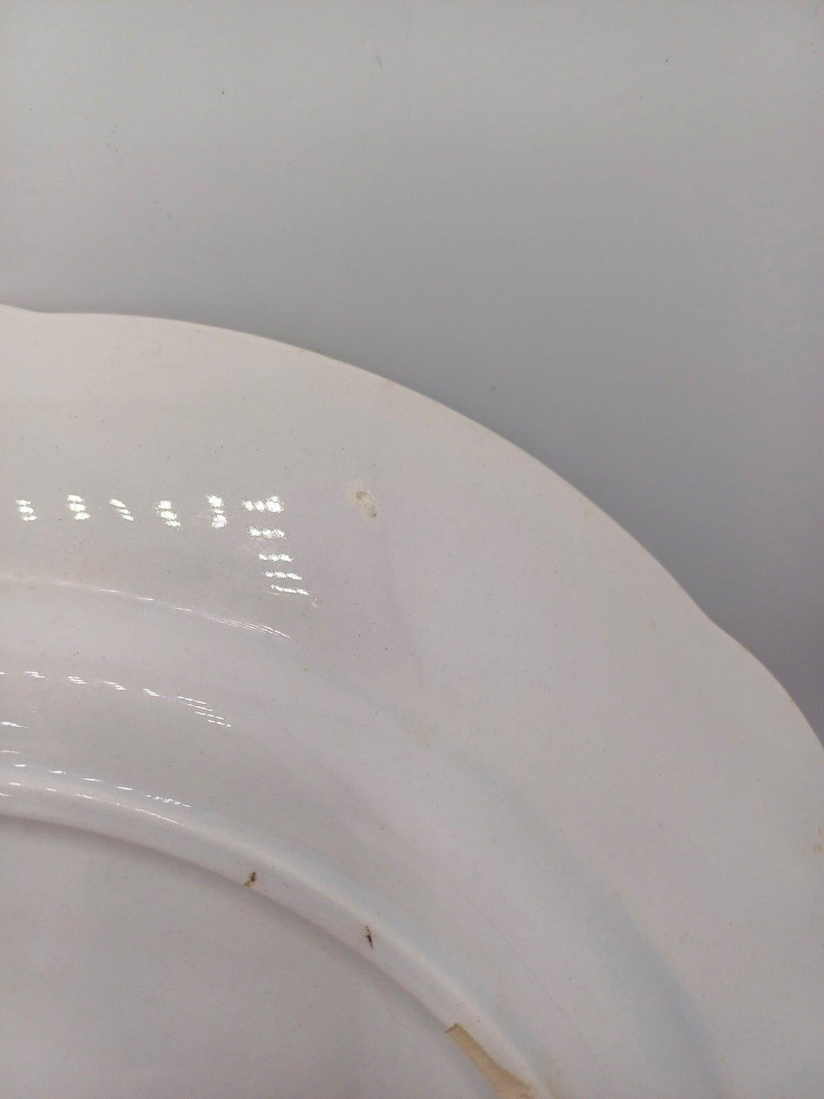 Plat en porcelaine – Décor floral – Lunéville, France - Collection AR CONCEPT