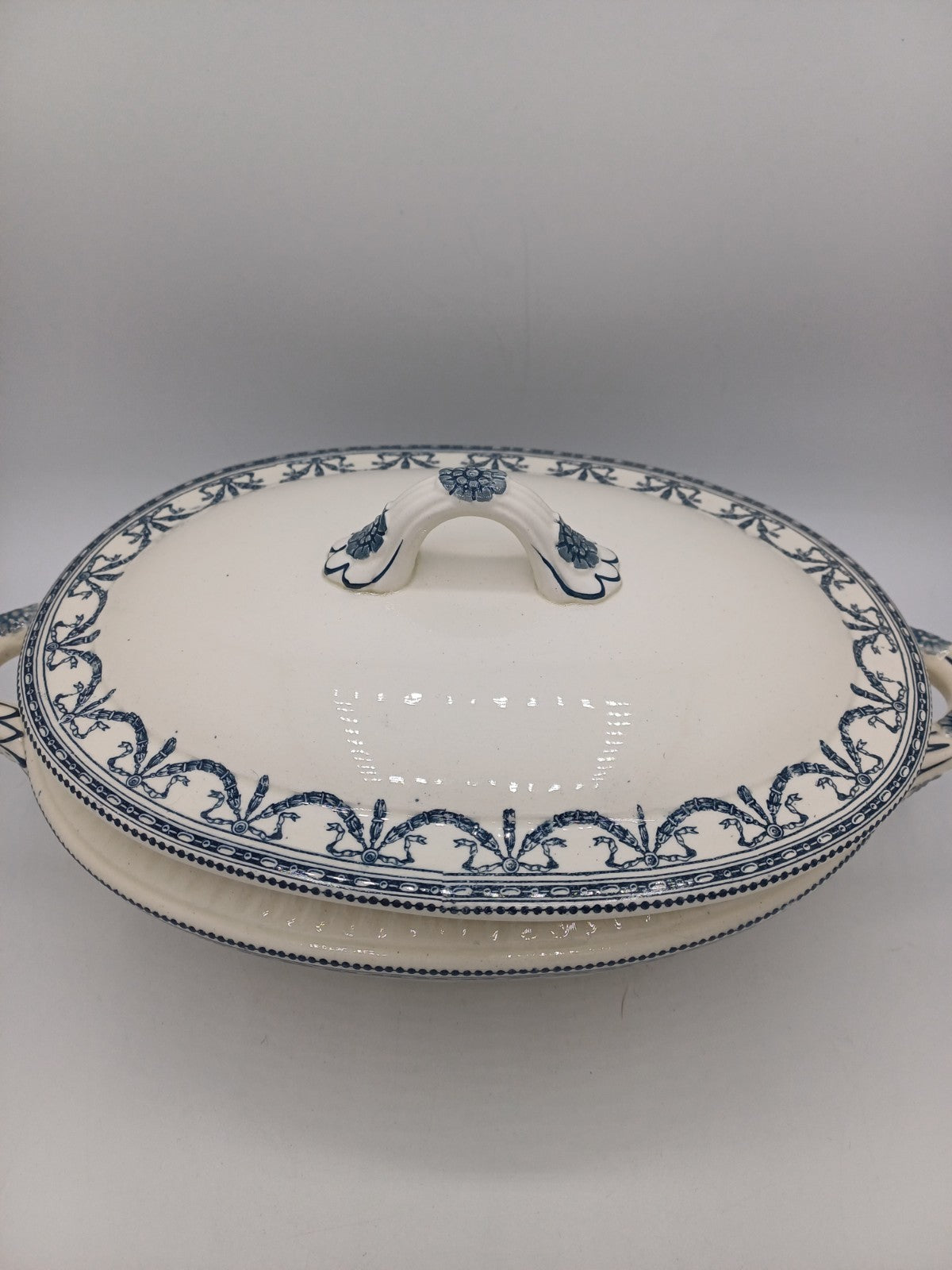 Soupière en Terre de Fer – Salins – Style Louis XVI – Décor Guirlandes AR CONCEPT