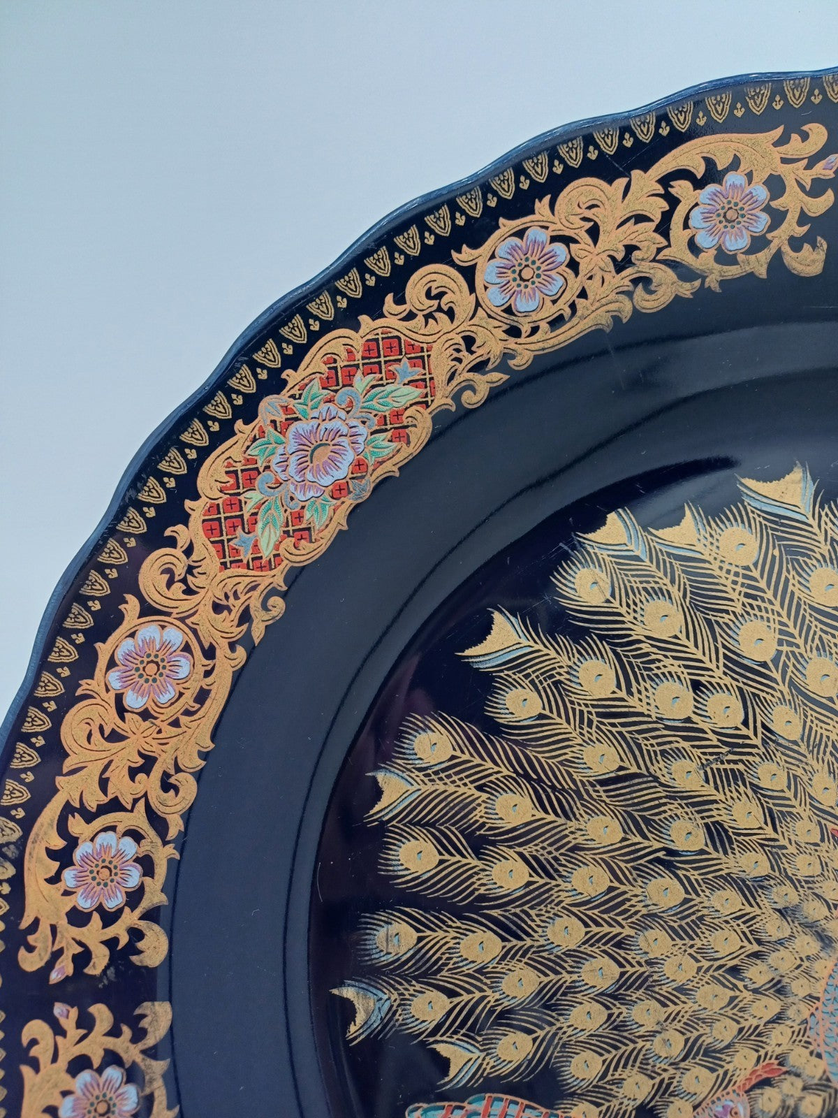 Plat en Porcelaine Fine – Taous, Maroc – Décor Floral et Paon AR CONCEPT