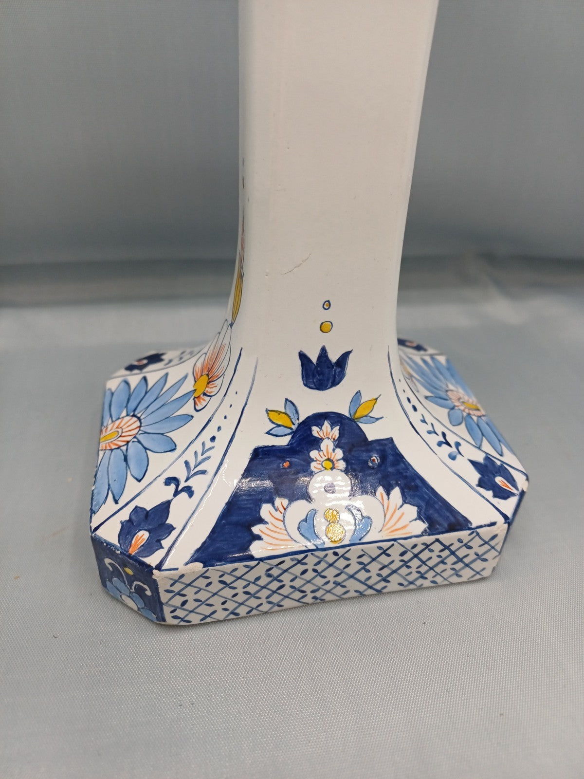 Petit bougeoir en faïence peint à la main – Signé FM – Style Delft