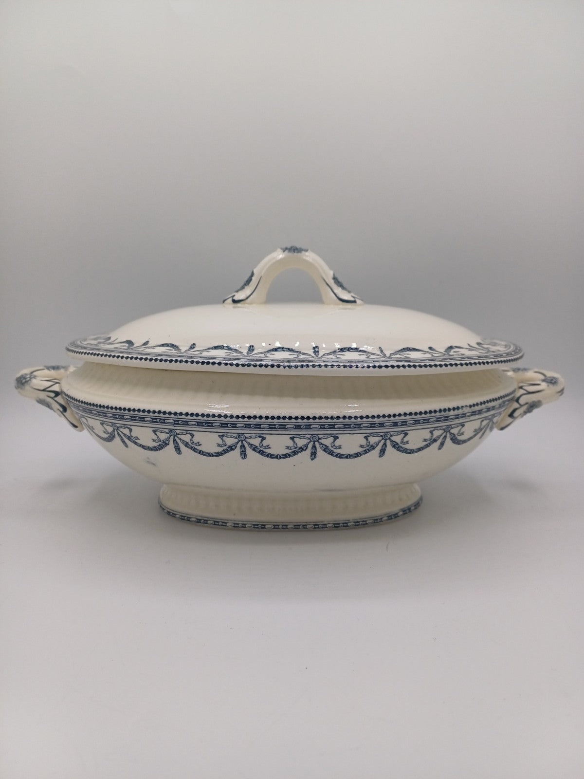 Soupière en Terre de Fer – Salins – Style Louis XVI – Décor Guirlandes AR CONCEPT