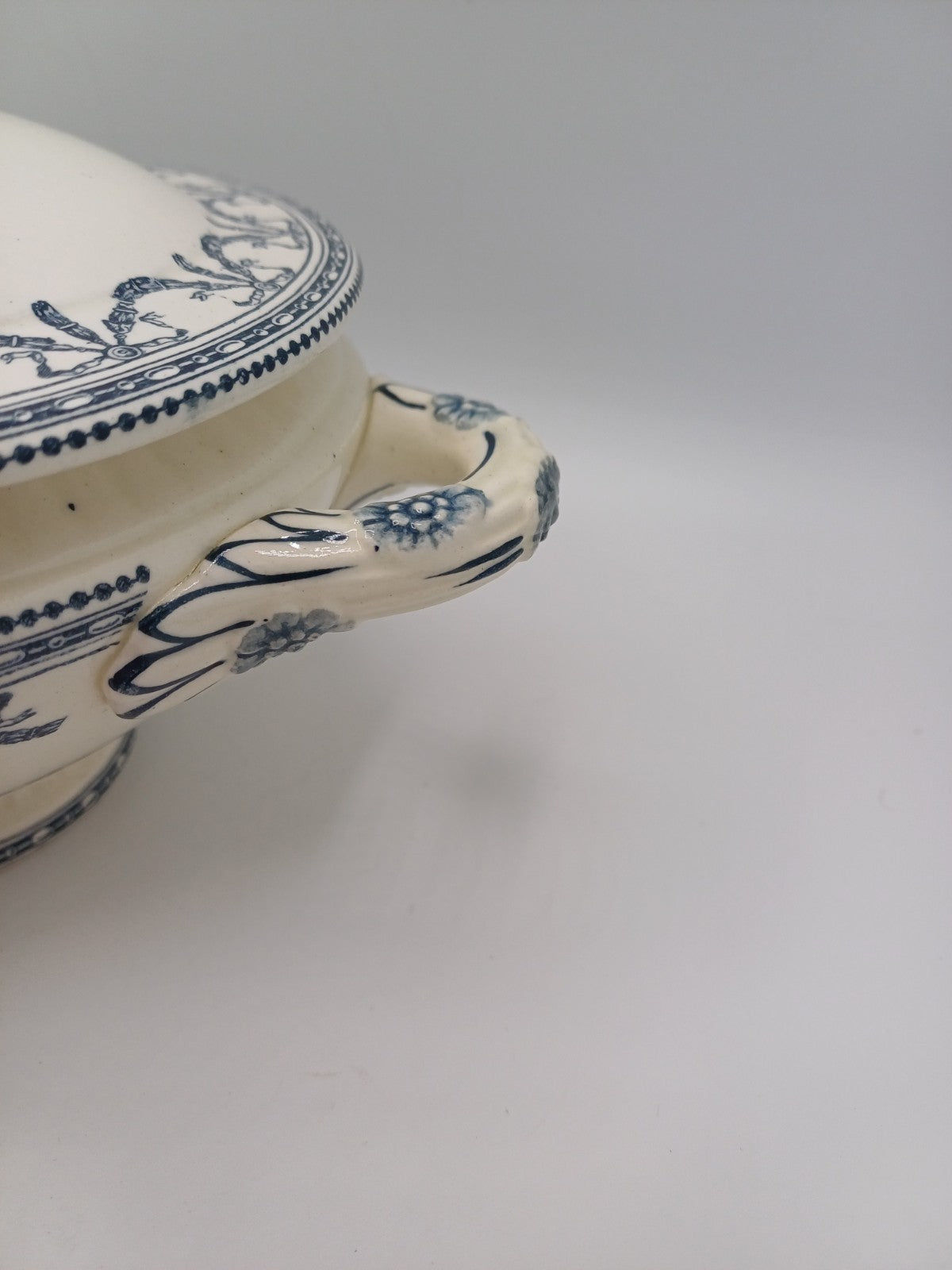 Soupière en Terre de Fer – Salins – Style Louis XVI – Décor Guirlandes AR CONCEPT