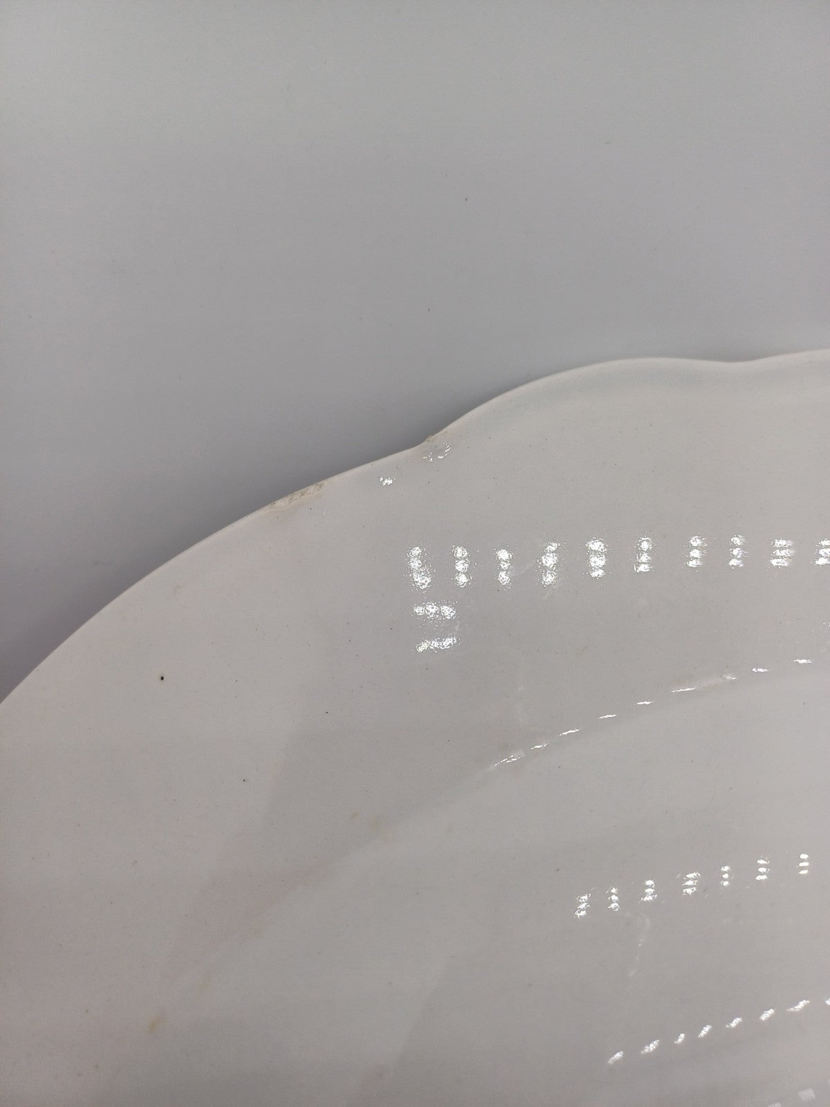 Grand plat creux en porcelaine – Décor floral – Lunéville, France AR CONCEPT