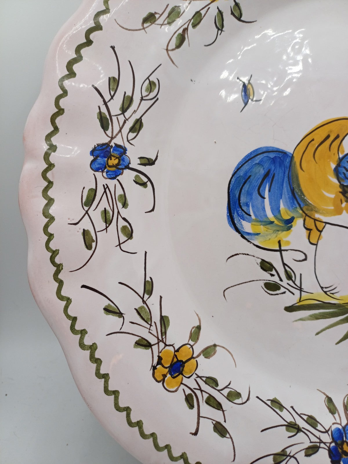 Plat en Terre Polie Peint à la Main – Signé Jean Paulet – XXème siècle AR CONCEPT