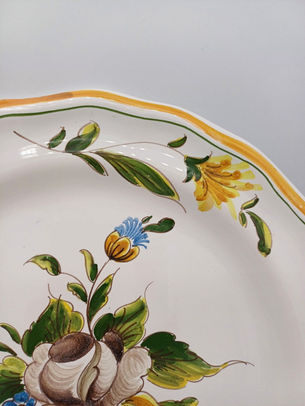 Assiette en Faïence de Vieux Rodez – Décor floral - Collection AR CONCEPT