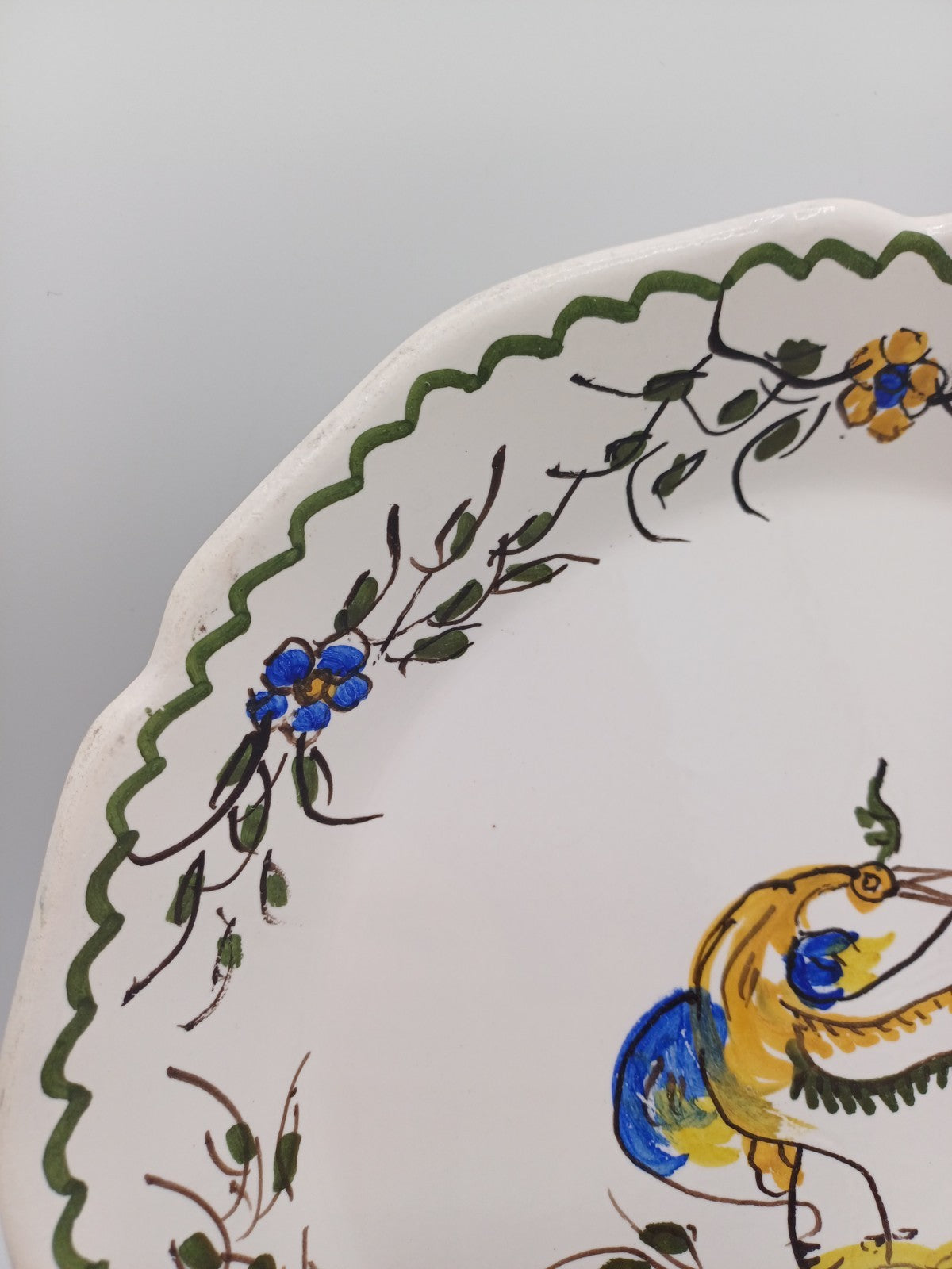 Assiette en Faïence Signée Jean Paulet – Peinte à la main – XXème siècle AR CONCEPT