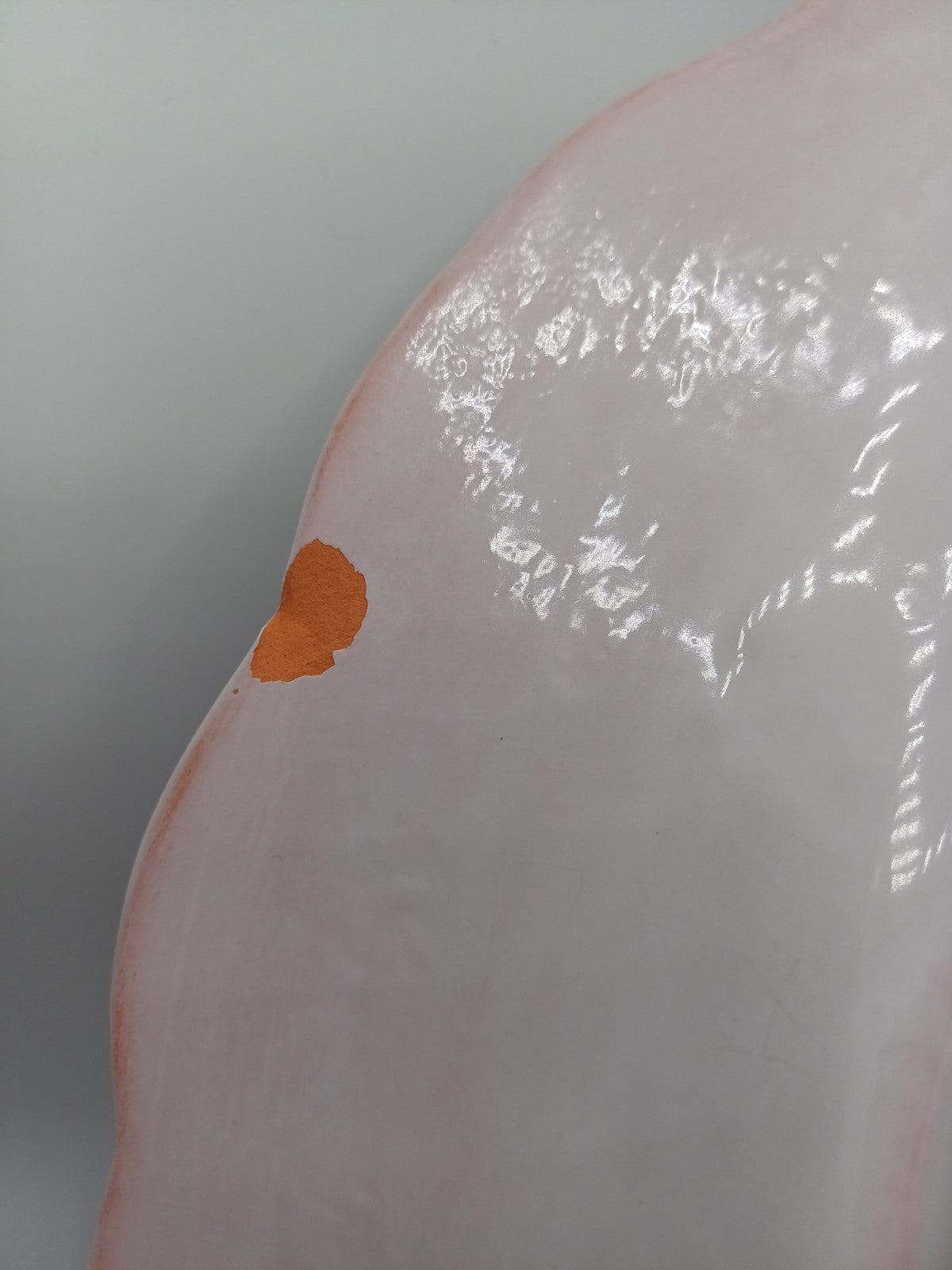 Plat en Terre Polie Peint à la Main – Signé Jean Paulet – XXème siècle AR CONCEPT