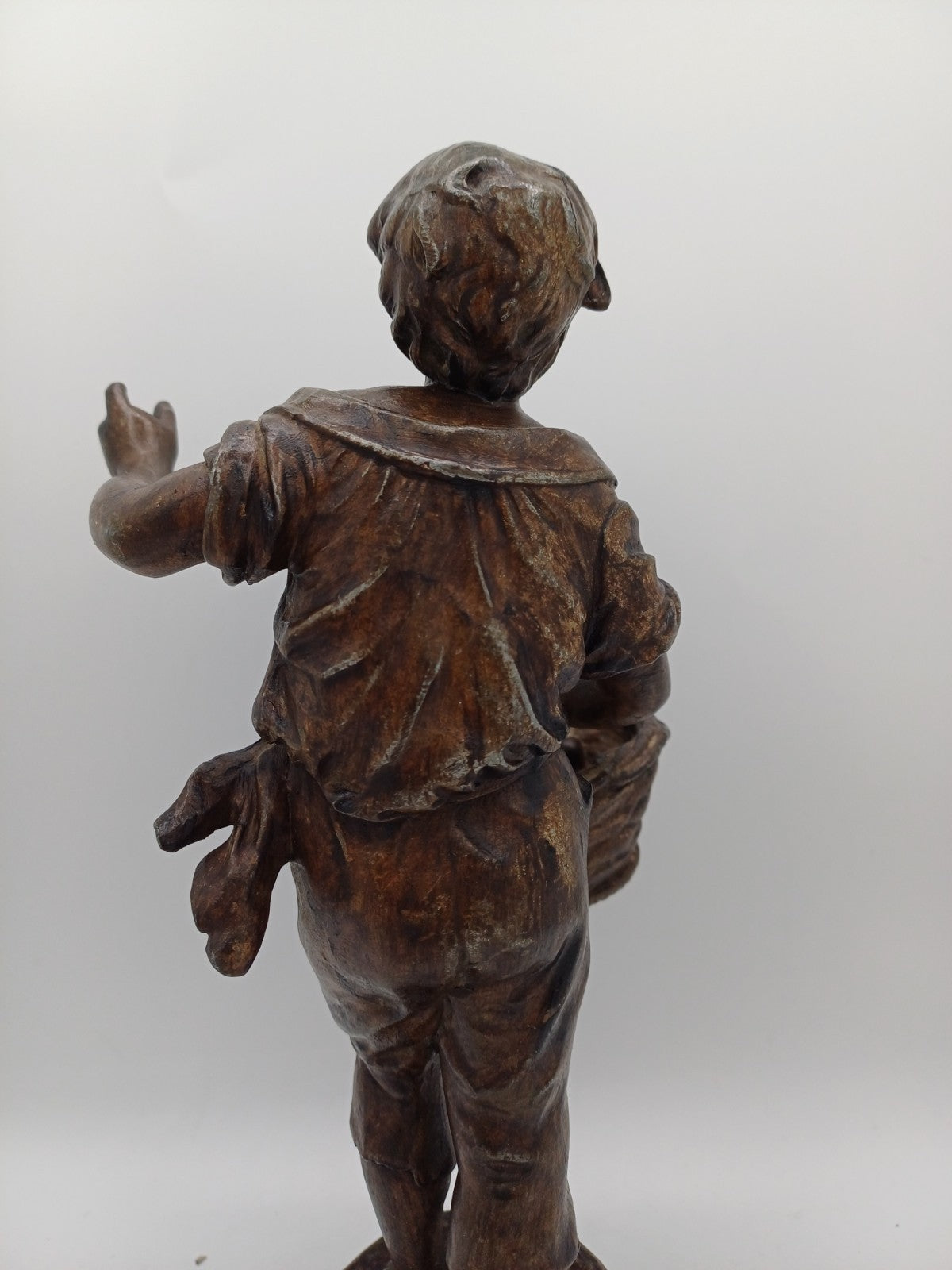 Statuette en régule – “Les Cerises” – Homme à la cueillette - Vintage - Déco