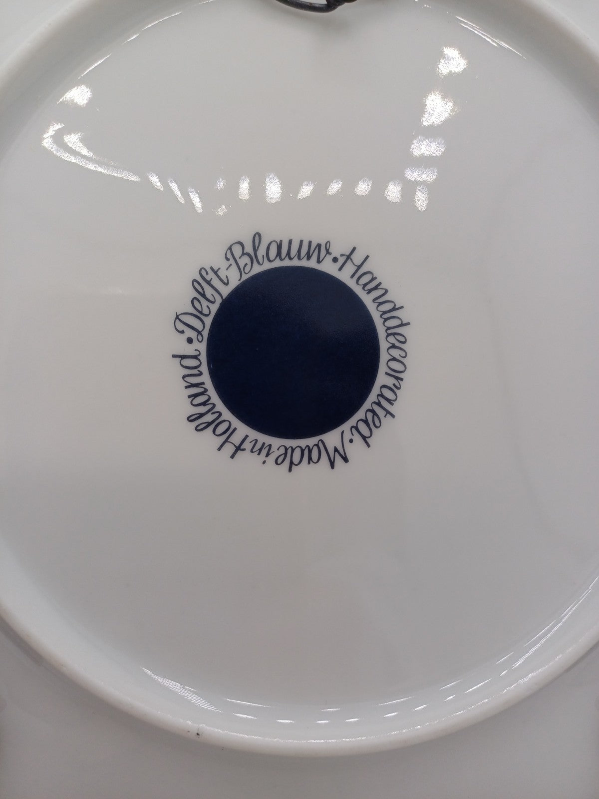 Assiette en Faïence de Delft – Décor Vieux Sabatier, Scène d’époque – Pays-Bas AR CONCEPT