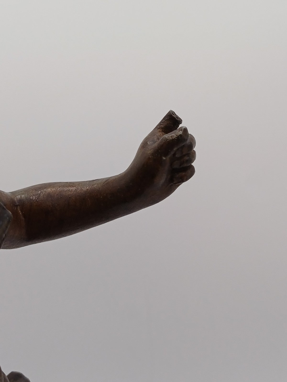 Statuette en régule – “Les Cerises” – Homme à la cueillette - Vintage - Déco