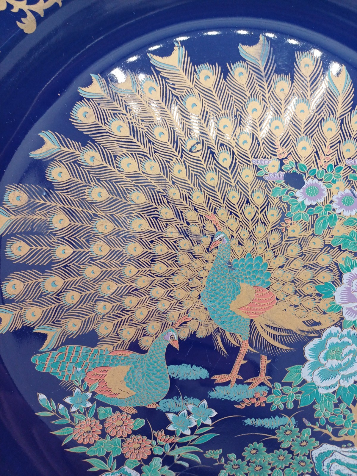 Copie d'un Plat en Porcelaine Fine – Taous, Maroc – Décor Floral et Paon AR CONCEPT