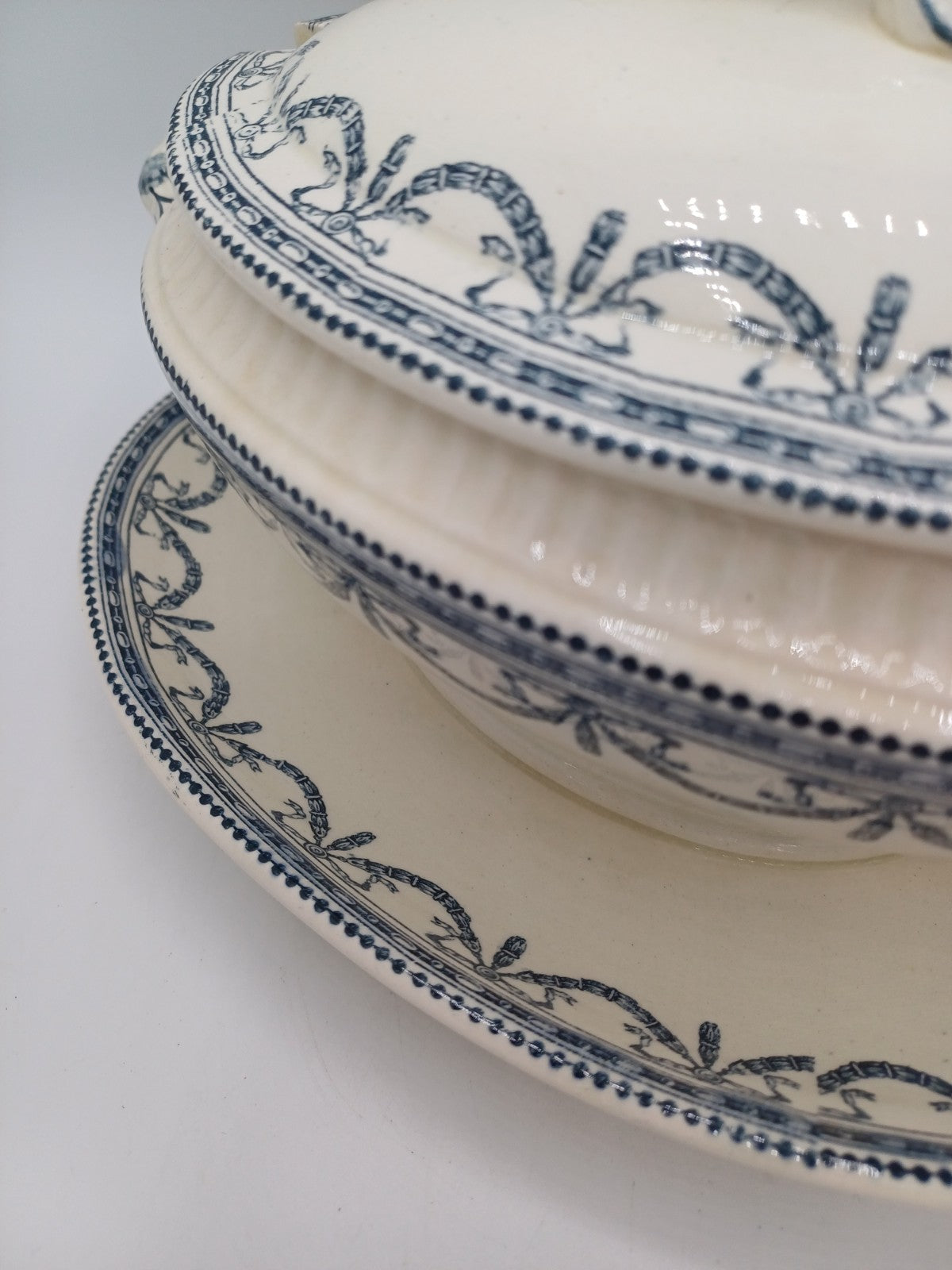 Saucière en Terre de Fer – Salins, Décor Guirlandes Louis XVI AR CONCEPT