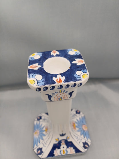 Petit bougeoir en faïence peint à la main – Signé FM – Style Delft