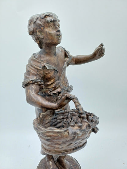 Statuette en régule – “Les Cerises” – Homme à la cueillette - Vintage - Déco