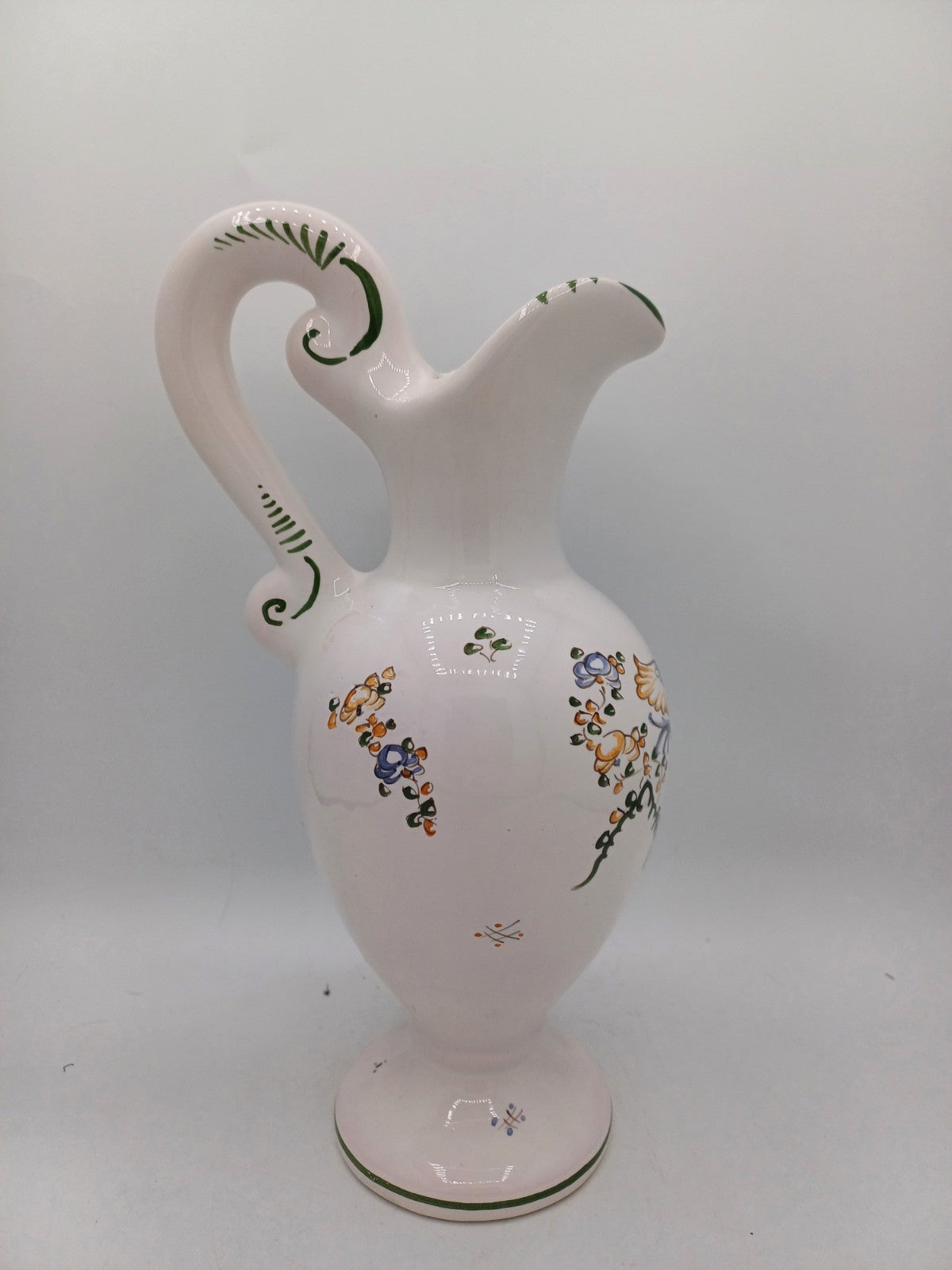 Aiguière en Faïence de Moustiers Signée Four – Décor Floral et Oiseaux AR CONCEPT