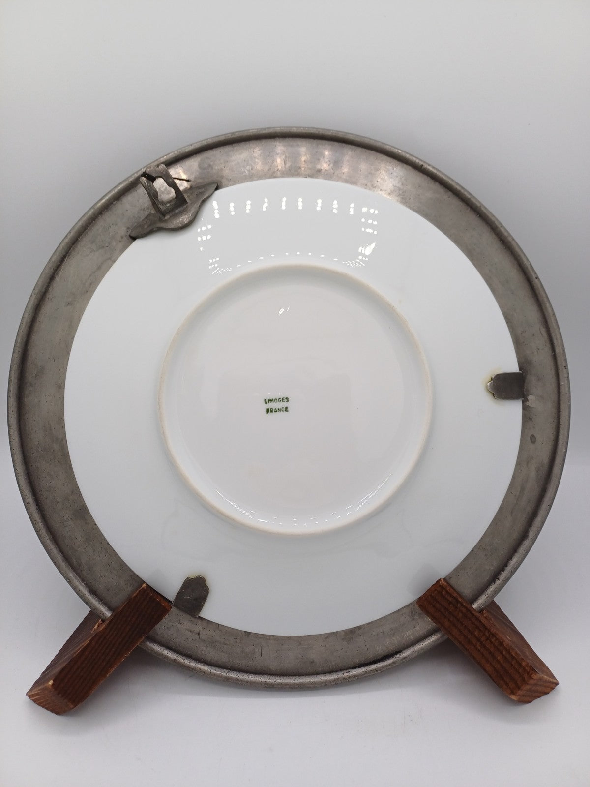 Assiette en Porcelaine de Limoges avec Support en étain AR CONCEPT