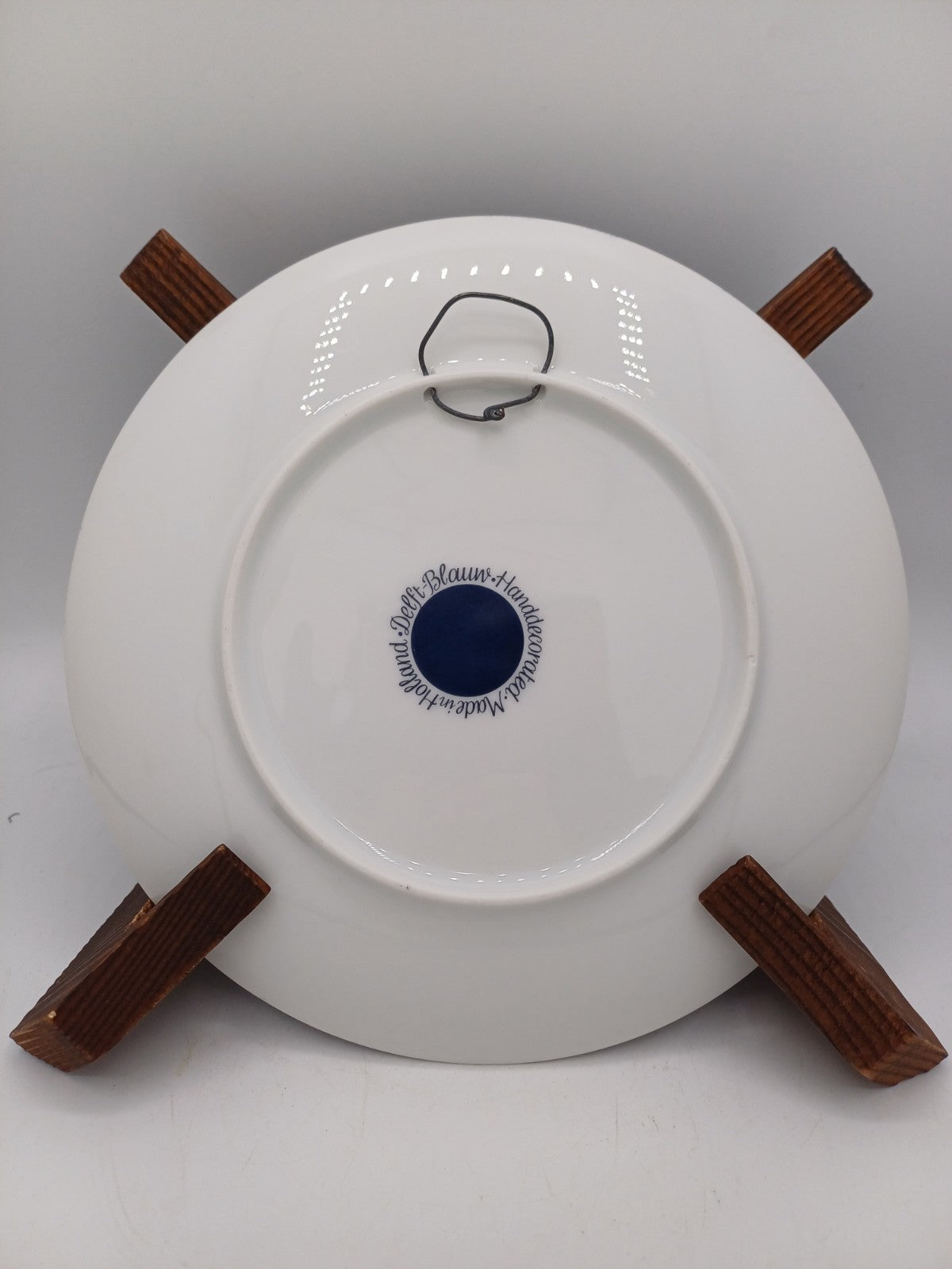 Assiette en Faïence de Delft – Décor Vieux Sabatier, Scène d’époque – Pays-Bas AR CONCEPT