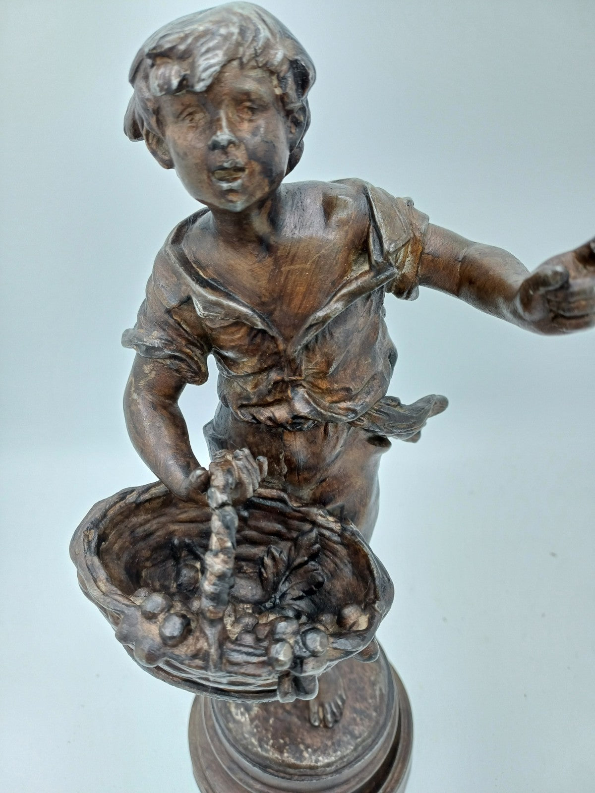 Statuette en régule – “Les Cerises” – Homme à la cueillette - Vintage - Déco